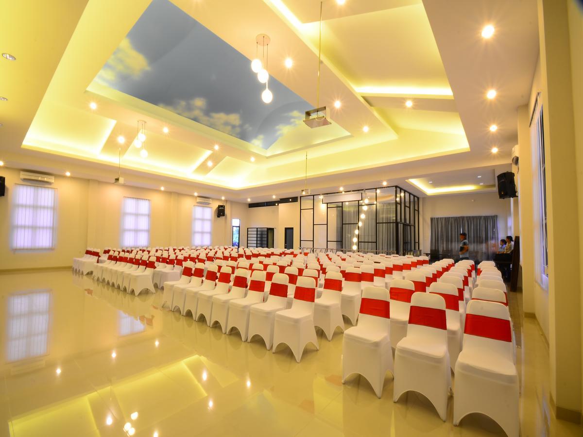 Queen City Hotel Banjarmasin Banjarmasin  Zewnętrze zdjęcie
