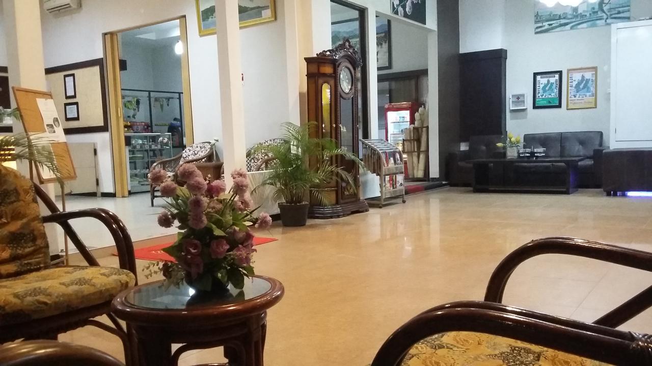 Queen City Hotel Banjarmasin Banjarmasin  Zewnętrze zdjęcie